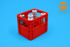 Stapelbarer AA Batteriehalter im Bierkasten-Design für 12 AA Batterien